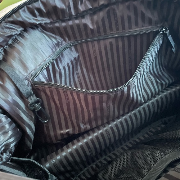 New without tags Victoria’s Secret small duffel bag. - Picture 4 of 10